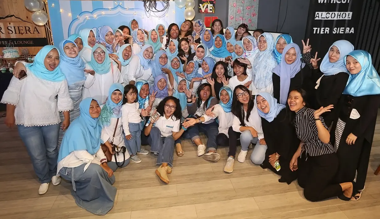 Mengabadikan momen bersama dengan Cut Syifa, cutsyifriends pun berfoto untuk merayakan hari jadi Cutsyifriends yang pertama. (Bambang E. Ros/Bintang.com)