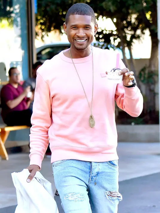 Usher terlihat bahagia banget ya saat memegang es krimnya! (Snorlax/Mega TheMegaAgency.com/USMagazine)