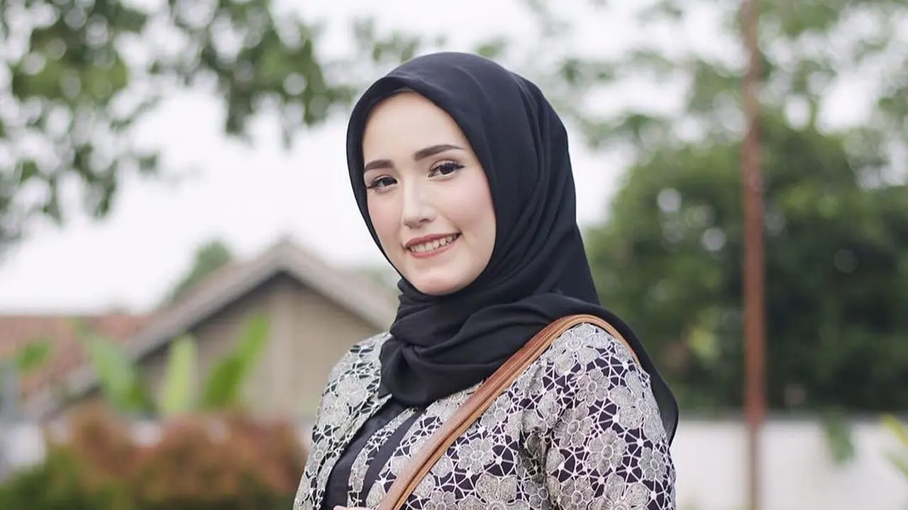 [Bintang] Ramadan 2018, Ikuti Eye Makeup Adelia Pasha yang Hilangkan Mata Lelah di Bulan Puasa