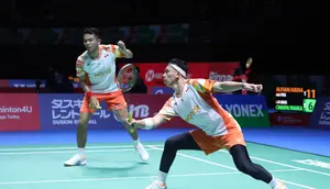 Fajar Alfian/Muhammad Rian Ardianto lolos ke perempat final Japan Open 2024 setelah mengalahkan&nbsp;wakil&nbsp;Malaysia Choong Hon Jian/Muhammad Haikal. Ganda putra Indonesia itu menang 16-21, 21-8, dan 21-15 di Yokohama Arena, Kamis (22/8/2024). (foto: PP PBSI)