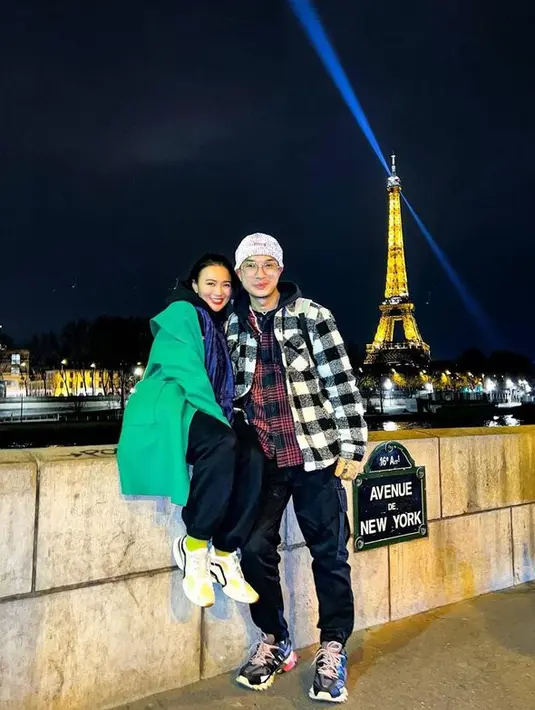 <p>Sejak resmi pacaran, Wika kerap mengunggah momen kebersamaan dengan Max Adam. Tidak heran jika banyak netizen yang iri melihat kemesraan pasangan ini. [Foto: instagram.com/wikasalim]</p>