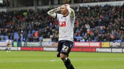 Tahun 2011, Arsenal mengontrak Wellington Silva dari Fluminense meskipun tidak mendapatkan izin kerja di Inggris. The Gunners lalu meminjamkan Silva ke klub Spanyol selama 4 tahun untuk membantunya mendapatkan paspor Spanyol. (www.squawka.com)