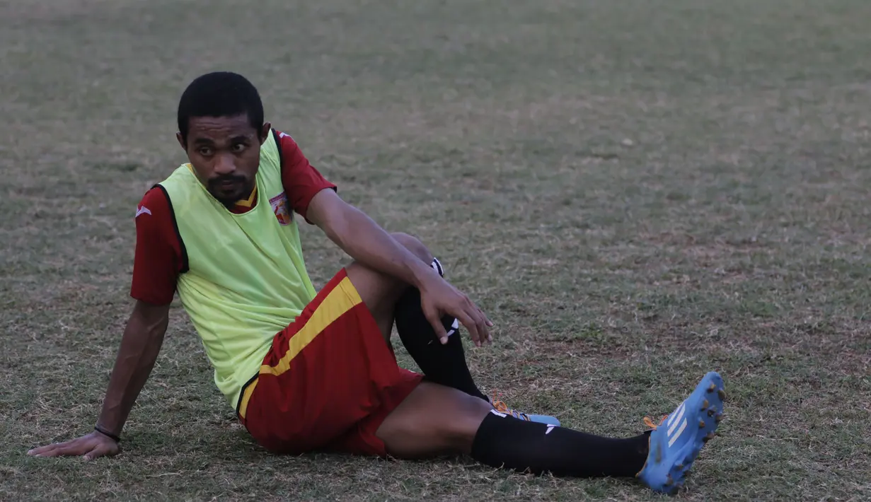 Bek sayap Mitra Kukar, Abdul Gamal melakukan pendinginan usai latihan jelang pertandingan Piala Presiden melawan Arema Cronus di Lapangan Bea Cukai, Jakarta, Senin (12/10/2015). (Bola.com/Vitalis Yogi Trisna)