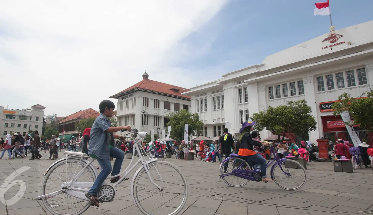 Berkeliling di sekitar Kota Tua akan semakin menarik dengan menggunakan sepeda, Jakarta, Jumat (25/12/2015). Para pengunjung bisa menyewa sepeda yang banyak dijajakan di sekitar kawasan Kota Tua. (Liputan6.com/Angga Yuniar)