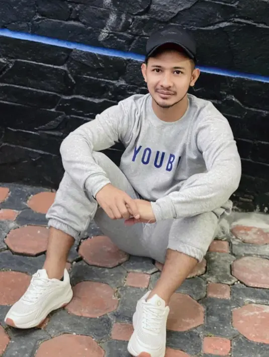 Tak hanya dikenal sebagai pesebakbola, Gian Zola juga terjun di dunia bisnis dalam bidang fashion. Tak heran jika pria 23 tahun ini pandai memadupadankan busana kesehariannya.(Liputan6.com/IG/@gianzolanasrullohnugraha)