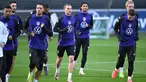 Gelandang tim nasional Jerman, Joshua Kimmich (tengah) bersama rekan setimnya menghadiri sesi latihan bersama di stadion di Frankfurt am Main, Jerman, pada 11 November 2024. (Kirill KUDRYAVTSEV/AFP)