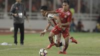Gelandang Persija Jakarta, Novri Setiawan, berebut bola dengan bek Bali United, I Made Andhika, pada final Piala Presiden di SUGBK, Jakarta, Sabtu (17/2/2018). Persija menang 3-0 atas Bali United. (Bola.com/M Iqbal Ichsan)