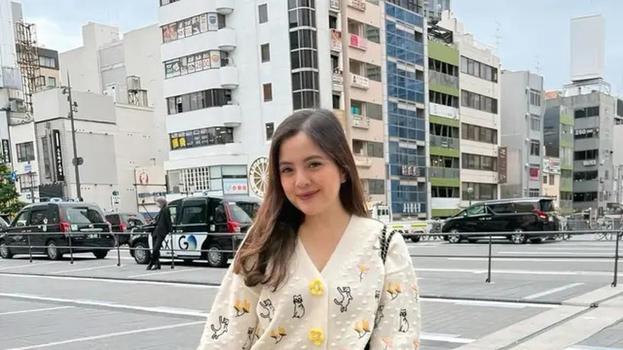 Gaya Sporty Feminin Taya Farasya Liburan Bareng Dua Toddler di Jepang, Tampil Kece dengan Tas Chanel