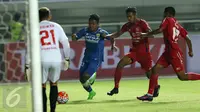 Gelandang Persib, Febri Hariyadi (kedua kanan) berusaha lolos dari kawalan pemain Semen Padang di laga perebutan tempat ketiga Piala Presiden 2017 di Stadion Pakansari, Kab Bogor, Sabtu (11/3). Persib menang 1-0. (Liputan6.com/Helmi Fithriansyah) 