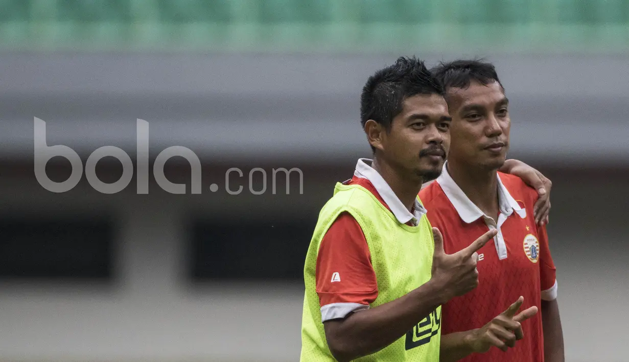 Pemain Persija Jakarta, Bambang Pamungkas dan Novri Setiawan, berpose saat berlatih. Pertandingan persahabatan melawan Timnas U-22 akan berlangsung besok jam 19.00 WIB. (Bola.com/Vitalis Yogi Trisna)
