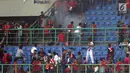 Suasana kepanikan suporter saat terjadi insiden ledakan suar pada laga persahabatan Indonesia melawan Fiji di Stadion Patriot Candrabhaga, Bekasi, Sabtu (9/2). Dikabarkan satu orang suporter tewas akibat insiden ini. (Liputan6.com/Helmi Fithriansyah)