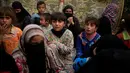 Sejumlah bocah di tempat pengungsian sementara di Qayyara, selatan Mosul, Irak, Minggu (30/10). Mereka menyelamatkan diri dari serangan ISIS yang menduduki wilayah tempat tinggal mereka.(REUTERS / Zohra Bensemra)