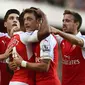  Theo Walcott celebrates with Mesut Ozil and team mates after scoring the first goal for Arsenal Reuters / Dylan Martinez