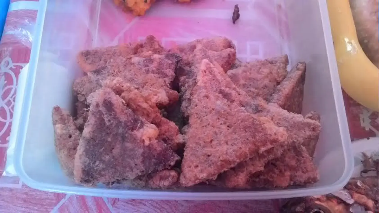Nikmatnya Tumpi-Tumpi Ikan Teri Khas Bugis -Makassar