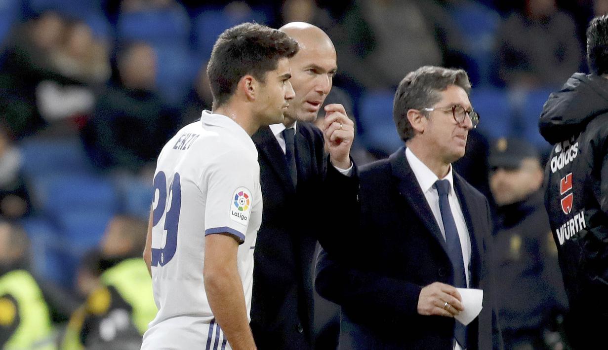 Pelatih Real Madrid, Zinedine Zidane (tengah) saat memberikan instruksi kepada anaknya Enzo (kiri) pada laga Copa Del Rey di Santiago Bernabeu stadium, Madrid, (30/11/2016). (EPA/Juanjo Martin)