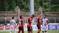Pemain Bali United, Lerby Eliandry tampak menangis usai mencetak gol ke gawang mantan timnya, Borneo FC dalam lanjutan BRI Liga 1 2021/2022. (Bola.com/Maheswara Putra)