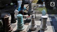 Perajin tengah membuat catur raksasa di Rumah Industri Catur Raksasa Indonesia di Tangerang Selatan, Jumat (29/7/2022). Menteri Koordinator Bidang Perekonomian Airlangga Hartarto menyampaikan relaksasi kredit Usaha Mikro, Kecil, dan Menengah (UMKM) diusulkan untuk diperpanjang hingga April 2024 lantaran masih ada debitur Kredit Usaha Rakyat (KUR) yang meminta relaksasi. (Liputan6.com/Angga Yuniar)