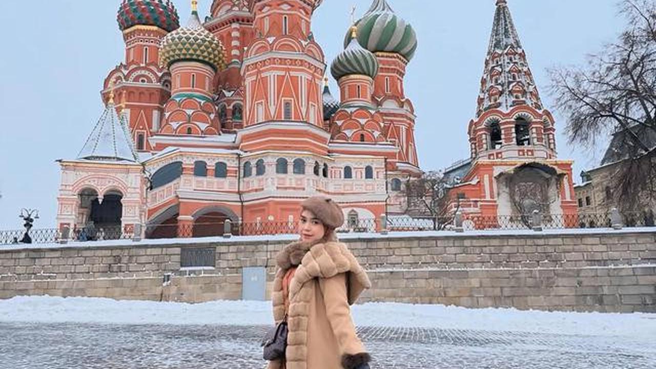 6 Gaya Ria Ricis Liburan di Moskow yang Dinginnya Sampai -25C, Tetap Tampil Modis
