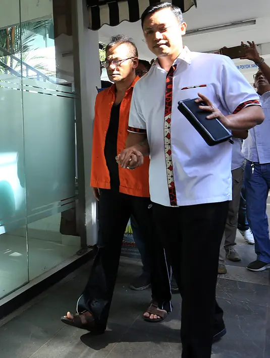 “Jadi menurut pengakuannya kurang lebih sudah 10 tahun menggunakan sabu, dia sudah sempat berhenti beberapa bulan yang lalu, kemudian setelah mengalami cedera pada kakinya dia menggunakan kembali," kata Wadir Narkoba Polda Metro Jaya AKBP Audie Latuheru.