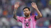 Penyerang Inter Miami, Lionel Messi, melambaikan tangan kepada penonton saat ia meninggalkan lapangan dalam pertandingan MLS melawan New England Revolution, Rabu, 9 Juli 2025, di Foxborough, Massachusetts. (AP Photo/Steven Senne)