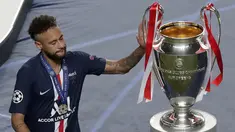 Penyerang PSG, Neymar menyentuh trofi setelah pertandingan final Liga Champions melawan Bayern Munchen di stadion Luz di Lisbon, Portugal, Minggu, (23/8/2020). Bayern Munchen menang tipis atas PSG 1-0. (AP Photo/Manu Fernandez, Pool)