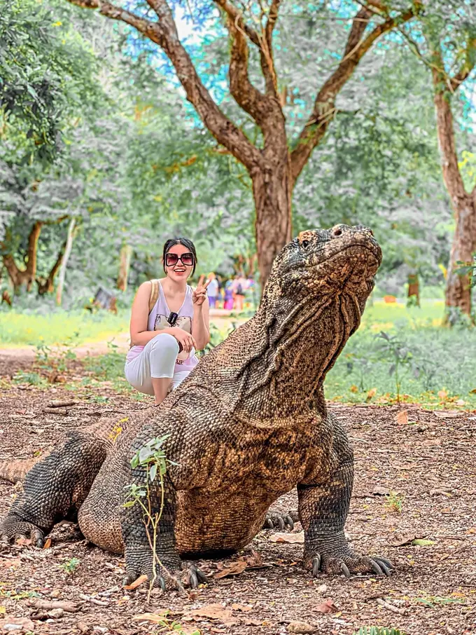 FOTO: Tampil Mesra, Ini Gaya Via Vallen dan Kekasih Saat Liburan di Labuan Bajo