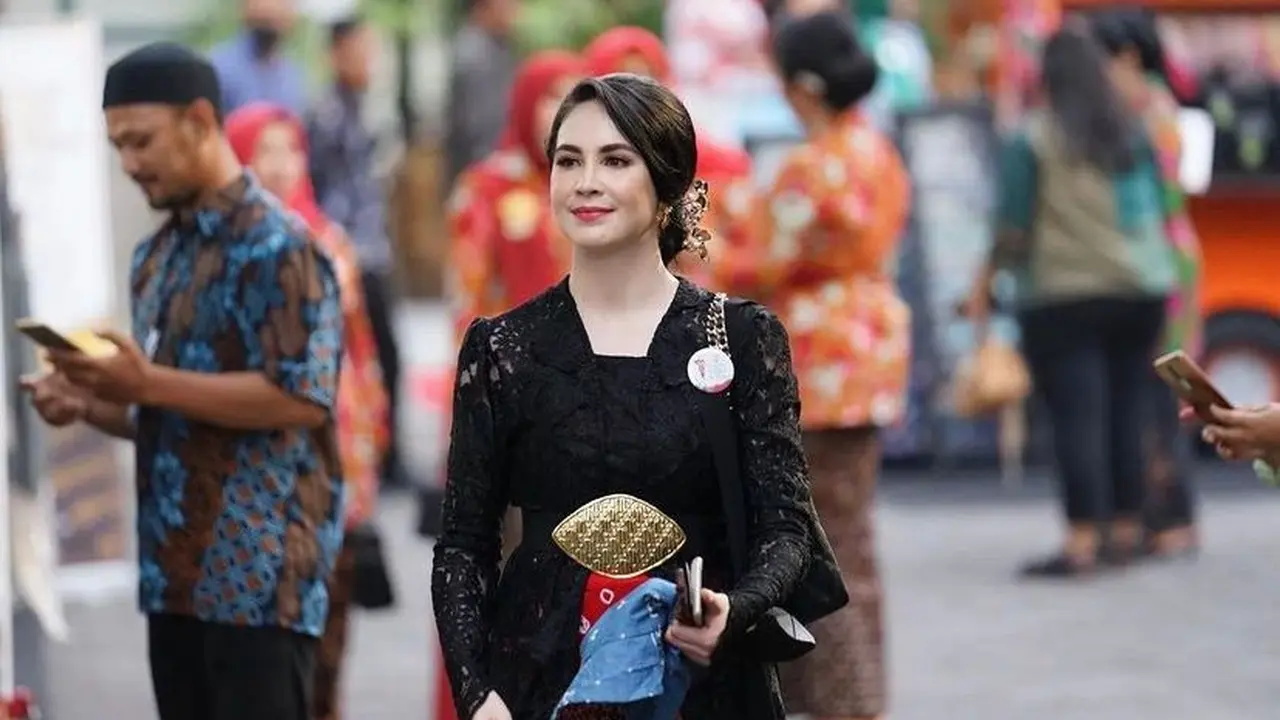 6 Potret Arumi Bachsin yang Kini Jadi Istri Wakil Gubernur Jatim, Tampil Anggun Berkebaya Hitam