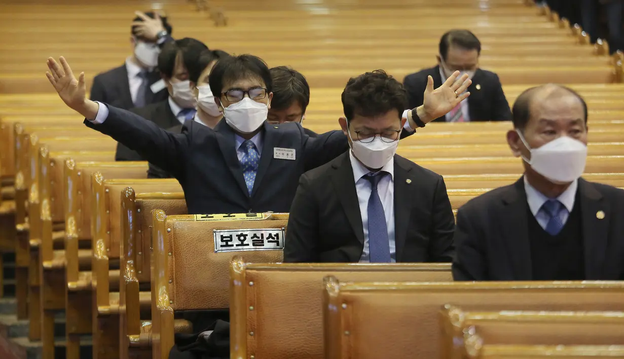 Sejumlah orang berdoa dengan memakai masker saat mengikuti misa di Yoido Full Gospel Church, Seoul, Korea Selatan, Minggu (1/3/2020). Gereja memutuskan untuk mengganti layanan hari Minggu secara online untuk keselamatan anggota di tengah penyebaran virus corona COVID-19. (AP Photo/Ahn Young-joon)