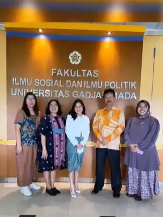 Sebelum mengajar, wanita kelahiran Tangerang, 15 Oktober 1996 diajak untuk berpose dengan latar bertuliskan fakultas tempatnya bertemu mahasiswa. (Foto: Instagram/@prillylatuconsina96)