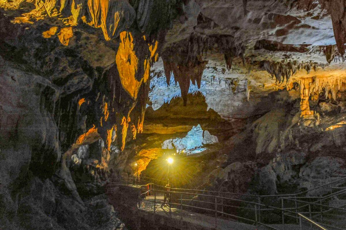 FOTO: Pesona Stalaktit dan Stalagmit Goa Lowo, Keajaiban Alam Trenggalek