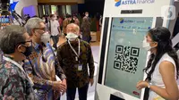 Presiden Komisaris Astra Priyono Sugiarto, Anggota Dewan Komisioner OJK Riswinandi dan Direktur Astra Suparno Djasmin, mencoba permainan virtual di booth Astra Financial & Logistic pada pameran GIIAS 2021 di ICE BSD, Serpong Tangerang Kamis (11/11/2021). (Liputan6.com/HO/Astra Financial)