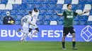 Rafael Leao. Sayap kiri Portugal berusia 23 tahun yang sejak awal musim 2019/2020 membela AC Milan ini menjadi pencetak gol tercepat di seluruh 5 liga top Eropa. Ia melakukannya saat laga antara AC Milan melawan Sassuolo di pekan ke-13 Liga Italia musim 2019/2020 (20/12/2020) baru berjalan 6,3 detik dari kickoff. Laga pun akhirnya dimenangkan AC Milan dengan skor 2-1. (AFP/Alberto Pizzoli)