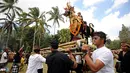 Kaum pria membawa sarkofagus dalam bentuk kerbau  dalam acara ngaben massal di Gianyar, Bali, Indonesia, 02 September 2013. (AFP/Sonny Tumbelaka/wwn)