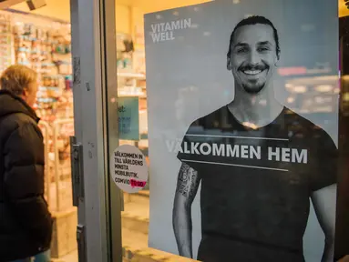 Gambar Zlatan Ibrahimovic berjudul "Welcome home",menyambut sang bintang saat Liga Champions,di Malmo, Swedia,Rabu (25/11/2015). Zlatan Ibrahimovic membayar semua biaya acara nonton bareng di kampung halamannya. (AFP Photo/Jonathan Nackstrand)