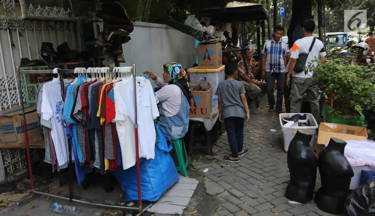 Sejumlah PKL menggelar dagangannya di atas trotoar Jalan Aditiawarman I hingga Jalan Sunan Ampel, Melawai, Jakarta Selatan, Jumat (2/3). Puluhan PKL sempat memasang spanduk OK OCE, namun diturunkan oleh Pemprov DKI Jakarta. (Liputan6.com/Arya Manggala)