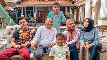 Dikabarkan Sudah Menikah Ini 8 Potret Kebersamaan Nathalie Holscher Dengan Keluarga Sule News Entertainment Fimela Com