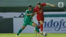 Pemain Persija jakarta, Marko Simic, berebut bola dengan pemain PSS Sleman, Asyraq Gufron pada pertandingan BRI Liga 1 2021 di Stadion Pakansari, Bogor, Minggu (5/9/2021). Kedua tim bermain imbang 1-1. (Bola.com/M Iqbal Ichsan)