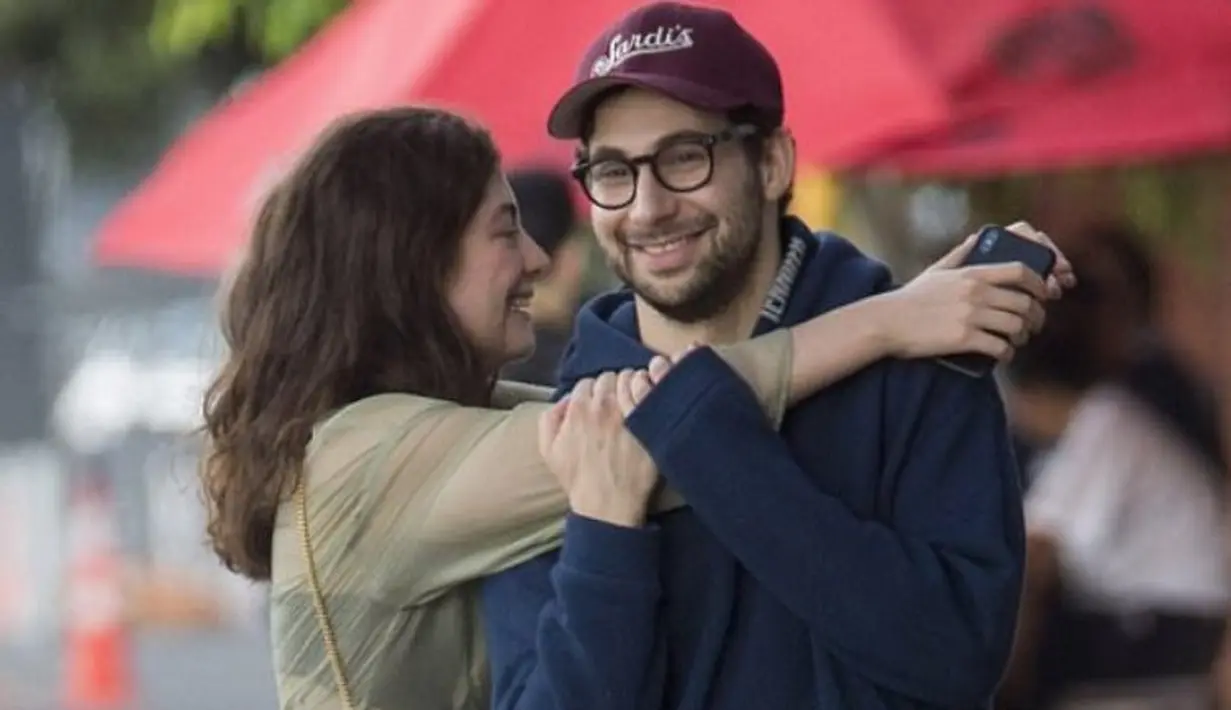 Jack Antonoff menepis rumor bahwa dirinya dekat dengan Lorde usai putus dari Lena Dunham pada bulan Januari lalu. (Mega/DailyMail)