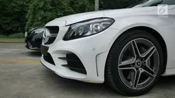Mercedes-Benz C 200 EQ Boost (kiri) dan C300 AMG Line saat peluncuran Mercedes Benz The new C-Clas Production Roll-off di Pabrik Mercedes-Benz, Wanaherang, Bogor, Selasa (11/12). (Liputan6.com/Herman Zakharia)