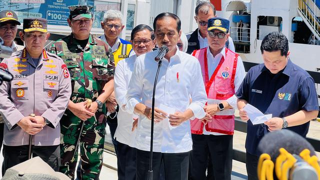 Presiden Joko Widodo atau Jokowi  saat meninjau persiapan mudik Lebaran 2023 di Pelabuhan Merak Banten, Selasa (11/4/2023).