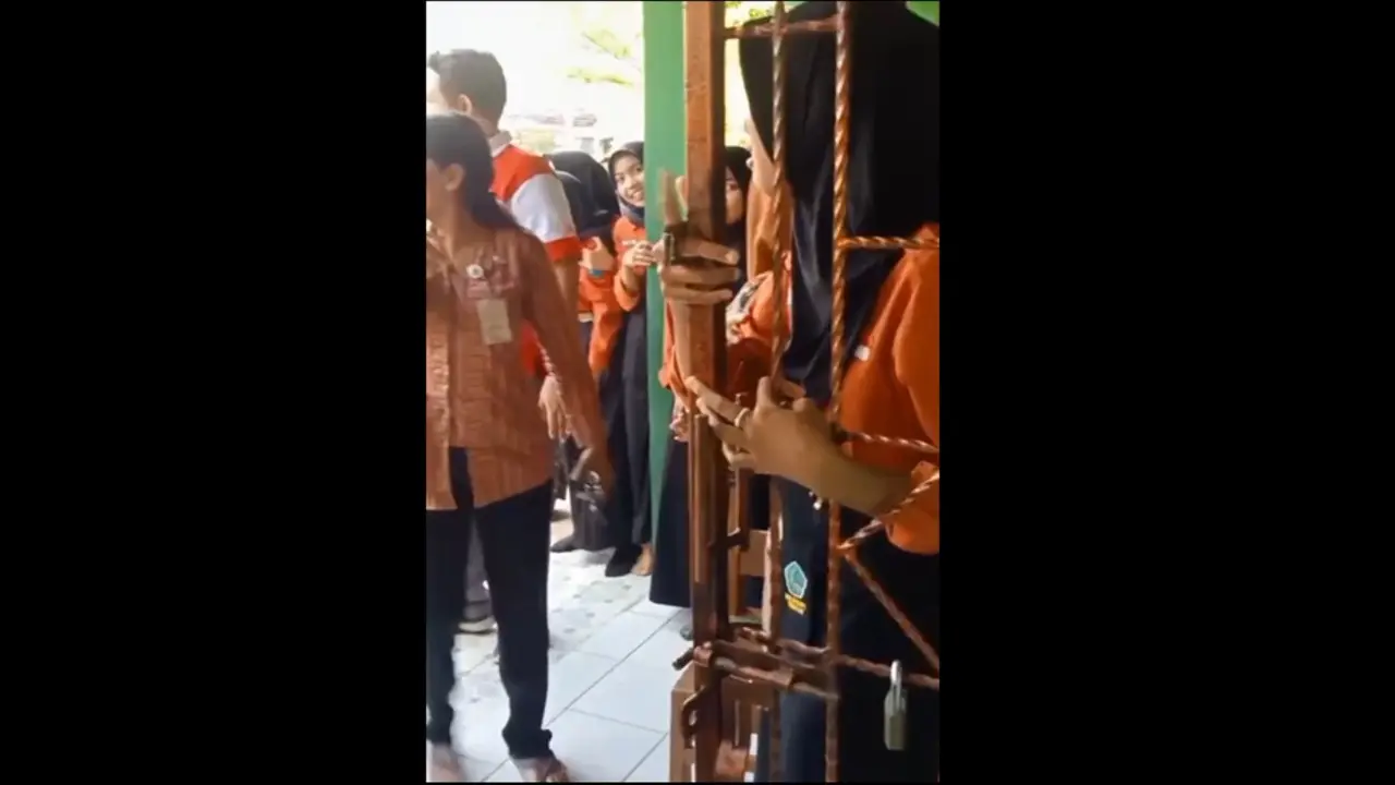 Viral Petugas Damkar Beraksi Bantu Jari Tangan Murid yang Tersangkut di Pintu
