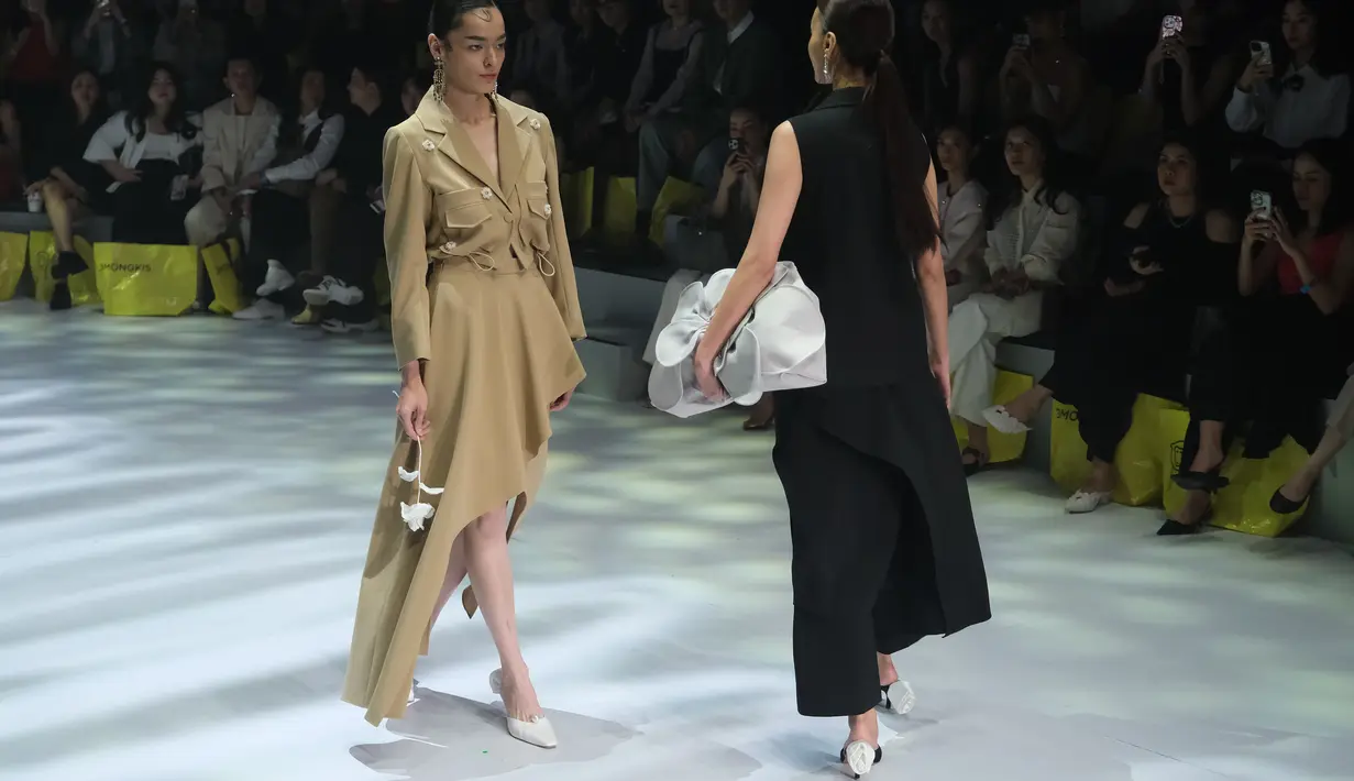 Siluet romantis menjadi fokus utama suguhan dari Love and Flair. Bergaya anggung dan lady like tampilan dengan warna hitam, nude dan putih hadir dengan semangat serba fungsional. Siapa pun akan terlihat cantik dan percaya diri dalam balutan koleksi ini.  [Foto: dok Plaza Indonesia]