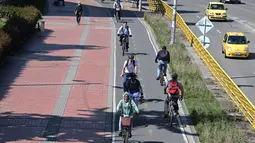 Orang-orang mengendarai sepeda selama Car Free Day -hanya bus dan taksi yang diizinkan- di Bogota pada 2 Februari 2023. Kantor Wali Kota Bogota mengatakan acara ini berfungsi untuk "memiliki polusi (CO2) 57% lebih sedikit di lingkungan kita" karena hampir dua juta mobil pribadi dan setengah juta sepeda motor berhenti beredar. (Juan BARRETO / AFP)