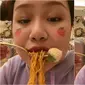 Selebgram mengunggah video membuat menu Indomie dengan lalapan dan stroberi goreng (dok.instagram/@siscakohl/https://www.instagram.com/p/CK3TV9WBY8O/Komarudin)