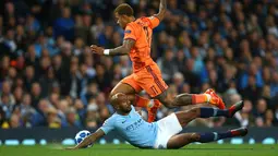 Pemain Manchester City, Fabian Delph berusaha merebut bola dari pemain Lyon, Memphis Depay saat bertanding pada matchday pertama Grup F Liga Champions di Stadion Etihad, Manchester, Rabu (19/9). City kalah 1-2 dari Lyon. (AP Photo/Dave Thompson)