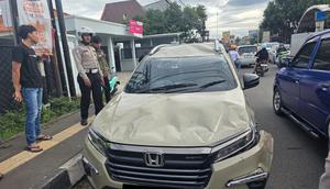 Penampakan&nbsp;mobil jenis Honda BR-V yang terguling di Jalan Sochari, Kelurahan Cipare, Kecamatan Serang, Kota Serang, Banten. (Liputan6.com/ Yandhi Deslatama)
