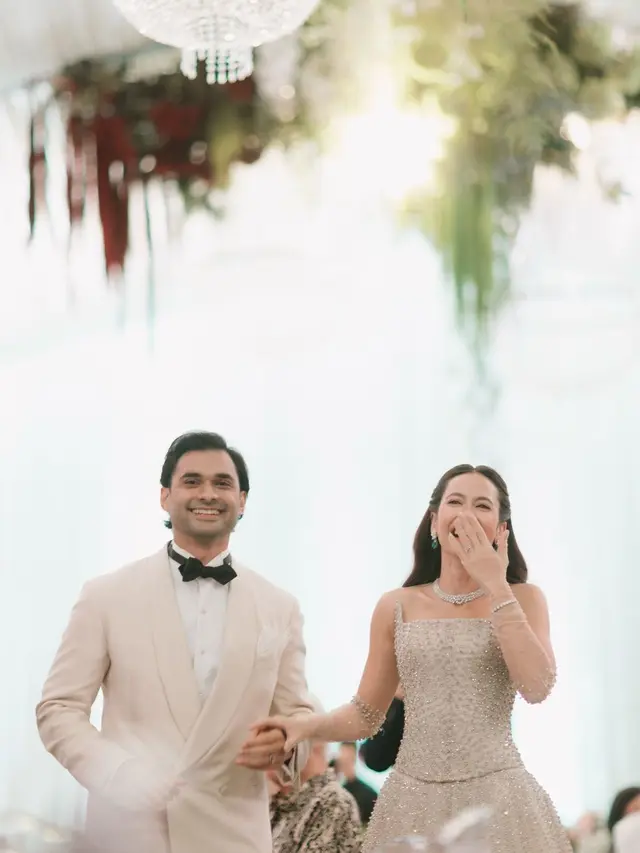6 Pesona Elegan Pevita Pearce Resmi Menikah dengan Crazy Rich Malaysia, Kenakan Gaun Pengantin Bertabur 70.000 Kristal