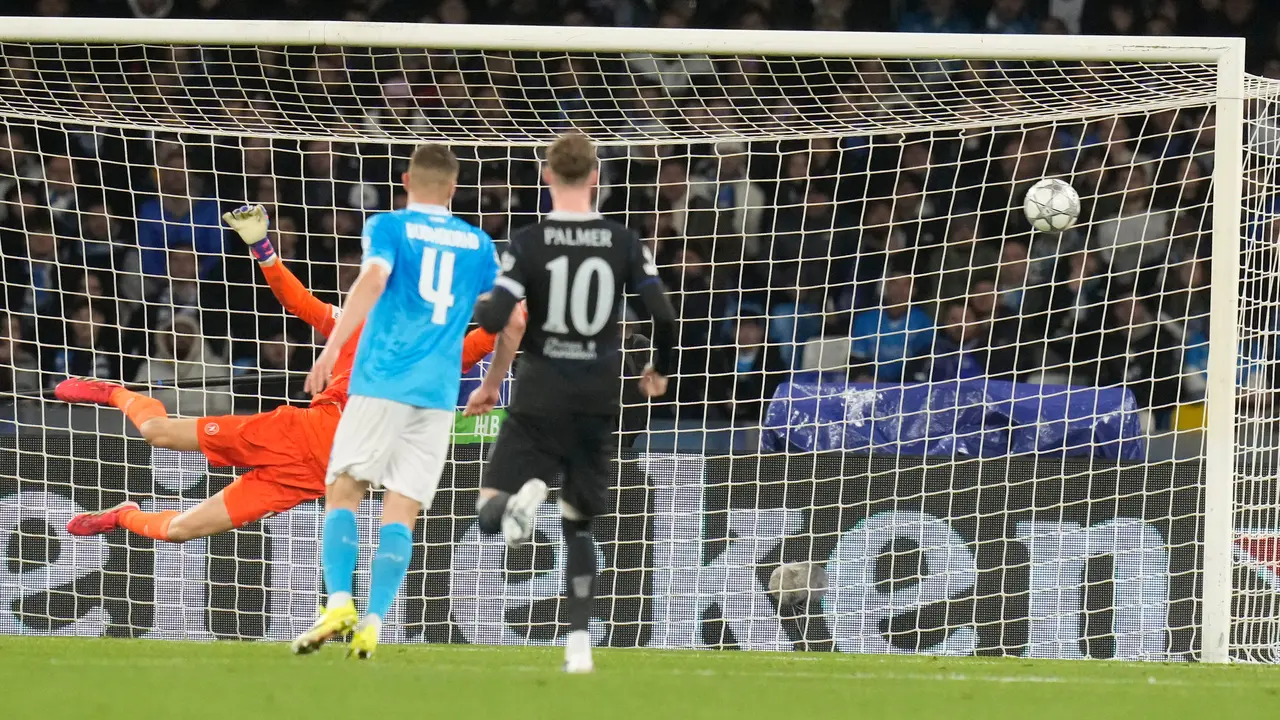 Pemain Napoli Antonio Vergara mencetak gol pertama bagi timnya pada laga fase liga Liga Champions antara Napoli vs Chelsea