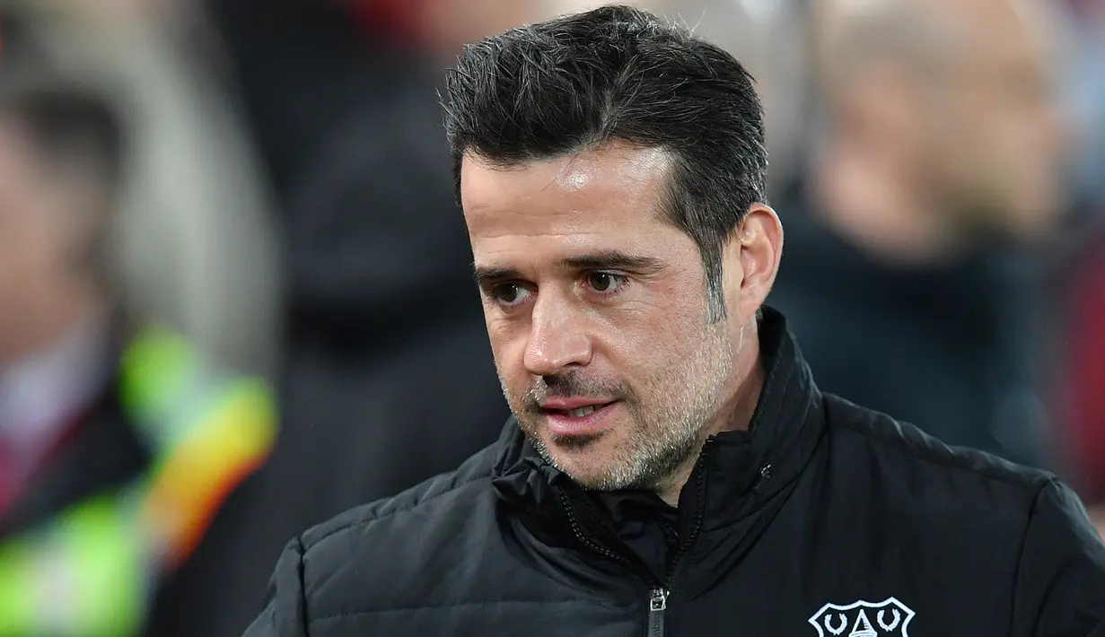 Pelatih Everton asal Portugal, Marco Silva tiba di lapangan sebelum pertandingan Liga Inggris melawan Liverpool di stadion Anfield (4/12/2019).  Everton resmi memecat manajer Marco Silva setelah 18 bulan bertugas di Goodison Park pada 5 Desember 2019. (AFP/Paul Ellis)