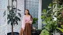 Plisket skirt cocok digunakan di situasi apapun. Padukan dengan cardigan dan top warna pastel yang selaras. (Instagram.com/lucedaleco).